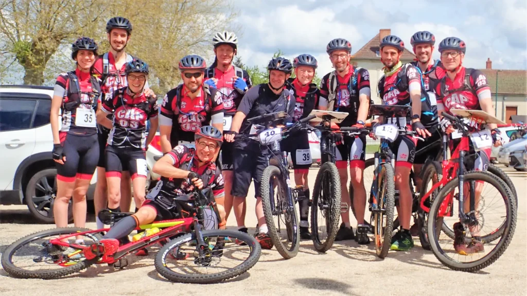 Adhérents du CAP 03 réunis avec leurs VTT avant une sortie club