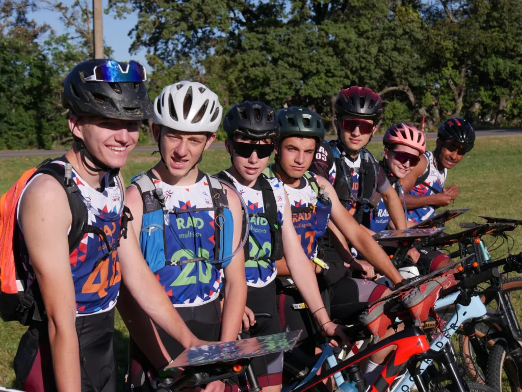 Jeunes du CAP 03 avec VTT et cartes au départ d'une épreuve de raid