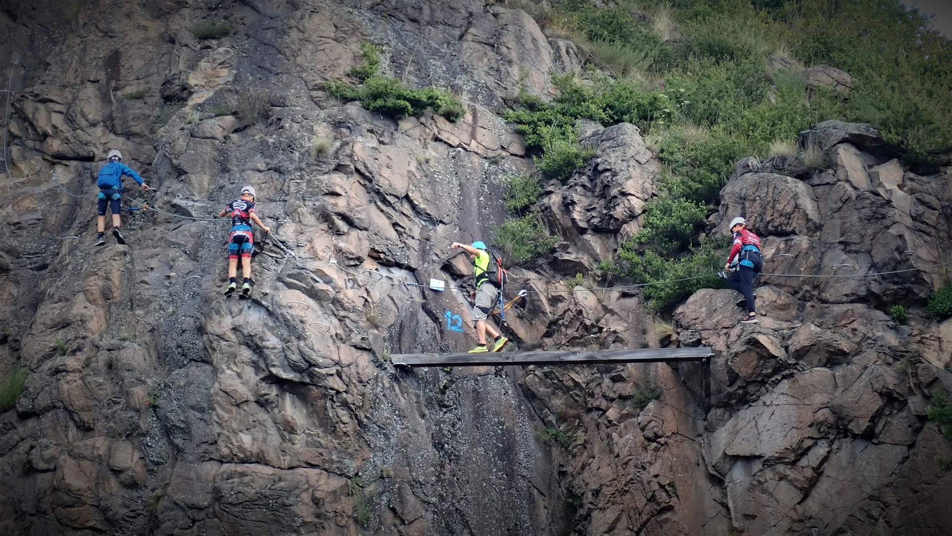 Grimpeurs du CAP 03 sur une falaise lors d'un atelier d'activités de corde