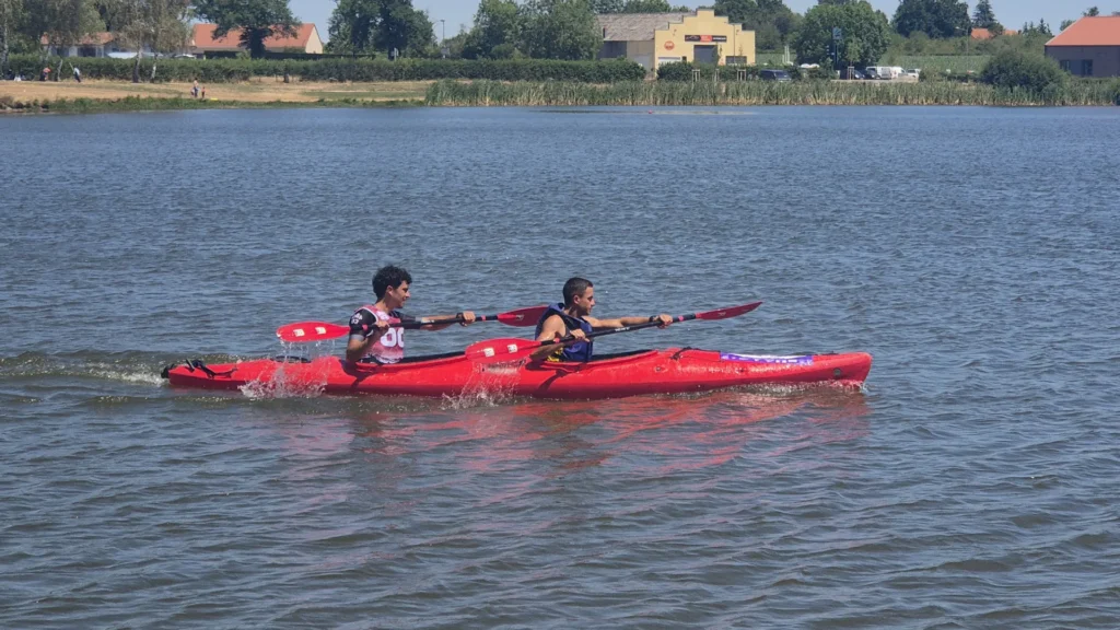 Deux kayakistes du CAP 03 à l'entraînement sur un plan d'eau