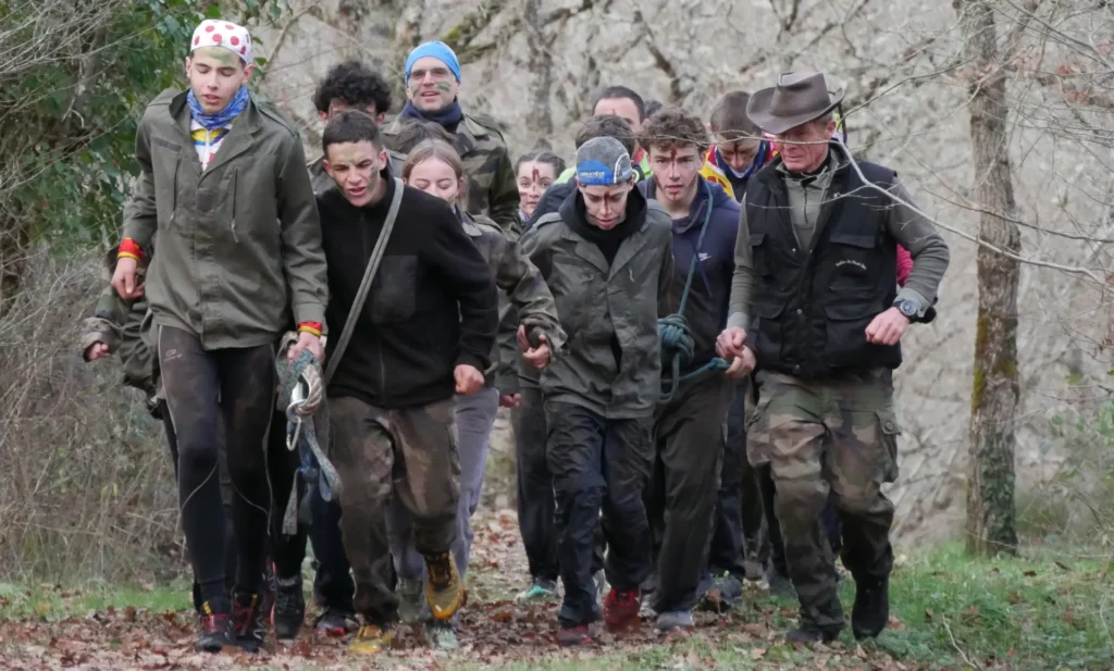Groupe d'adhérents du CAP 03 en sortie collective dans un sous-bois