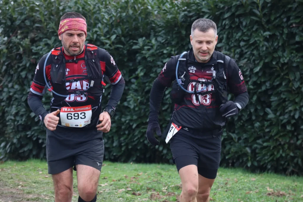 Deux coureurs du CAP 03 en maillot du club sur un parcours de trail