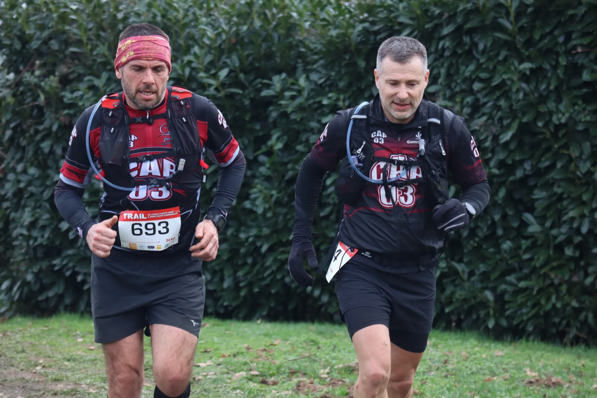Deux coureurs du CAP 03 en maillot du club sur un parcours de trail